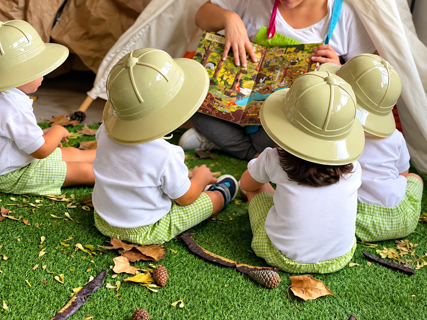 Peques de Escuela Infantil Bolquerets participando en una actividad de exploración